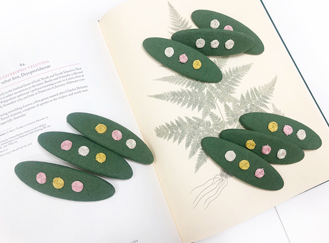 창문여고 방과후 수업 꽃자수 헤어핀 모음 사진