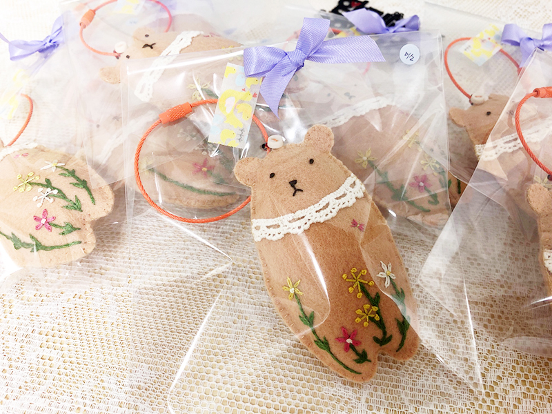 비닐로 하나하나 포장된 창문여고 프랑스자수 방과후 수업 곰돌이 키링