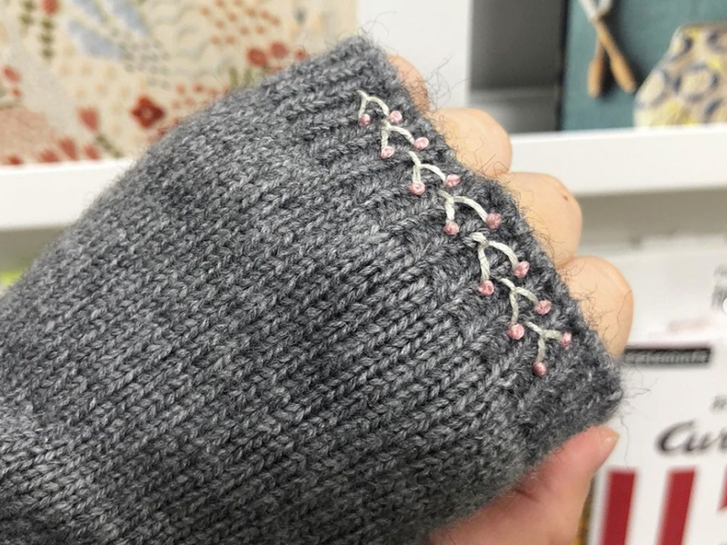 창문여고 프랑스자수 방과후 수업 따뜻하게 착용한 핸드워머