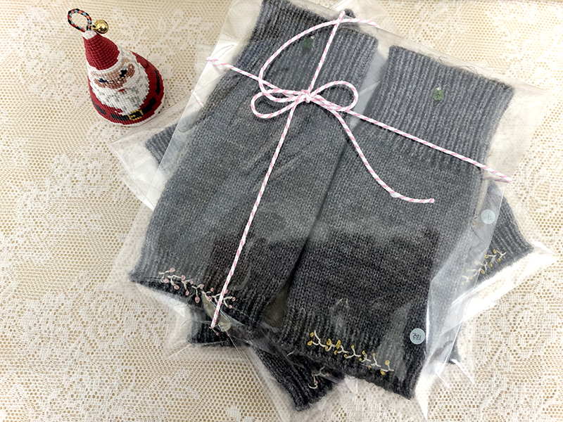 비닐에 포장한 창문여고 프랑스자수 방과후 수업 핸드워머