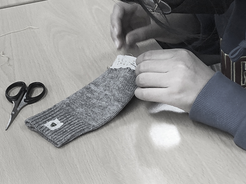 작은손으로 열심히 수업중인 창문여고 학생