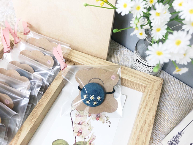 비닐에 포장해놓은 창문여고 학생들이 만든 꽃자수 머리끈