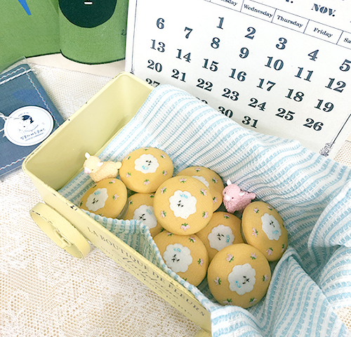 달력앞에 놓여진 창문여고 프랑스자수 방과후 수업 비숑 스마트톡