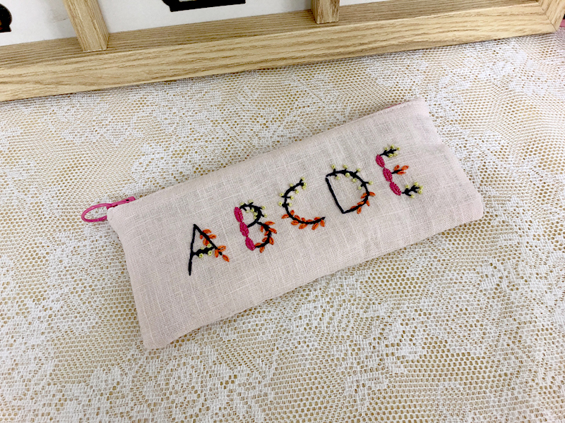 창문여고 학생이 만든 알파벳 자수필통 완성작