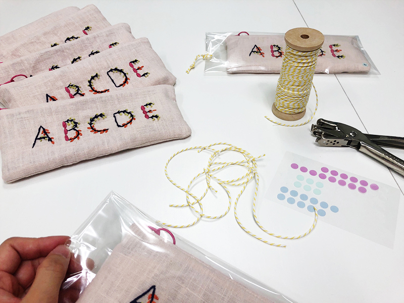 비닐 포장중인 창문여고 프랑스자수 알파벳 자수필통