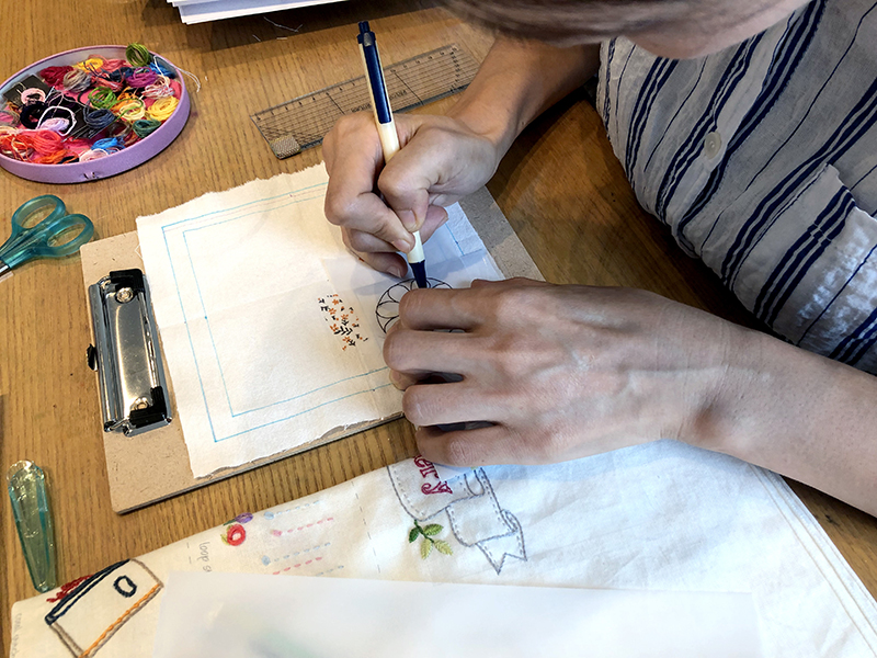 부암동 유금와당박물관 프랑스자수 출장수업 중 도안을 그리는 수강생