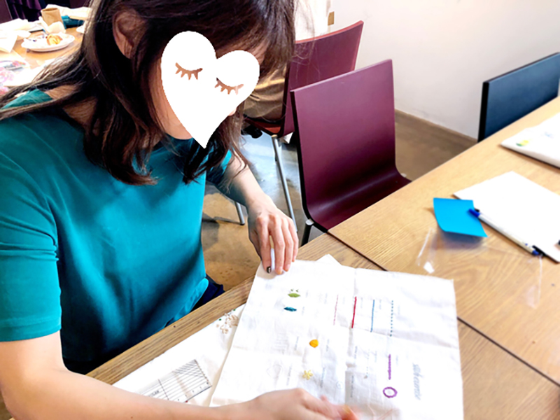 부암동 유금와당박물관 프랑스자수 출장수업 중 기초스티치북을 보고 있는 수강생