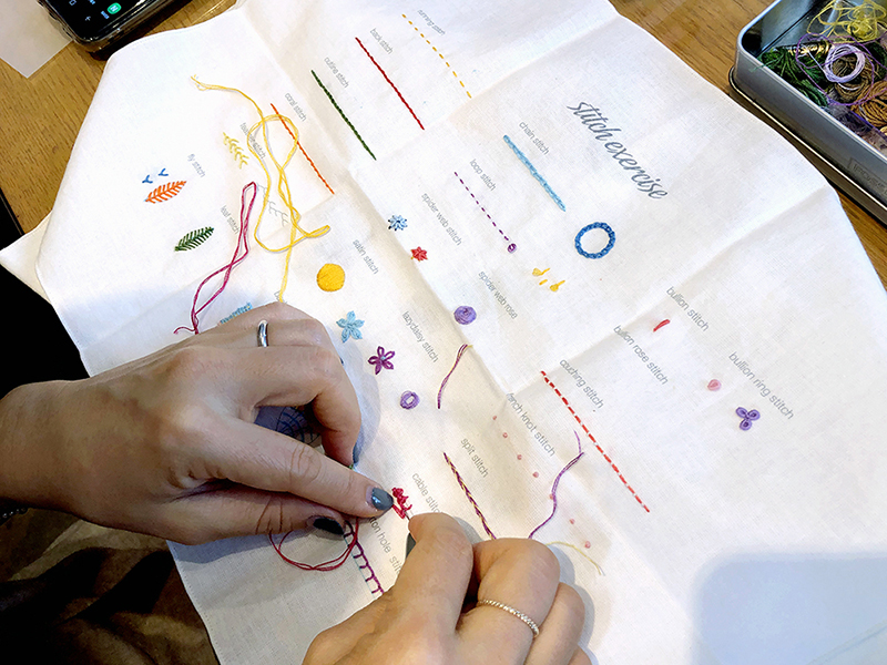 기초 스티치 작업중인 부암동 유금와당박물관 프랑스자수 출장수업