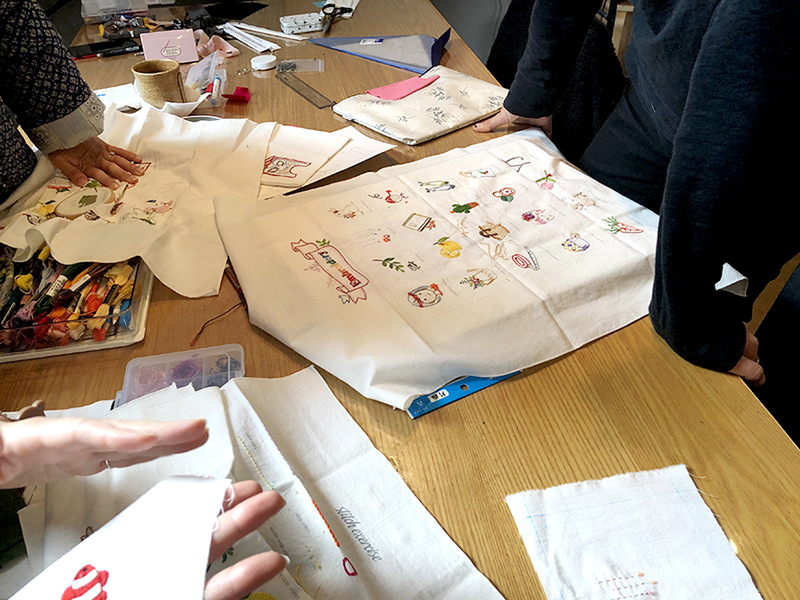 스티치북을 완성한 부암동 유금와당박물관 수강생