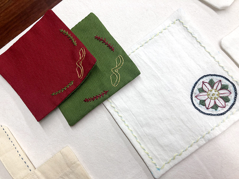 삘강, 녹색, 화이트 색상의 티코스터 자수