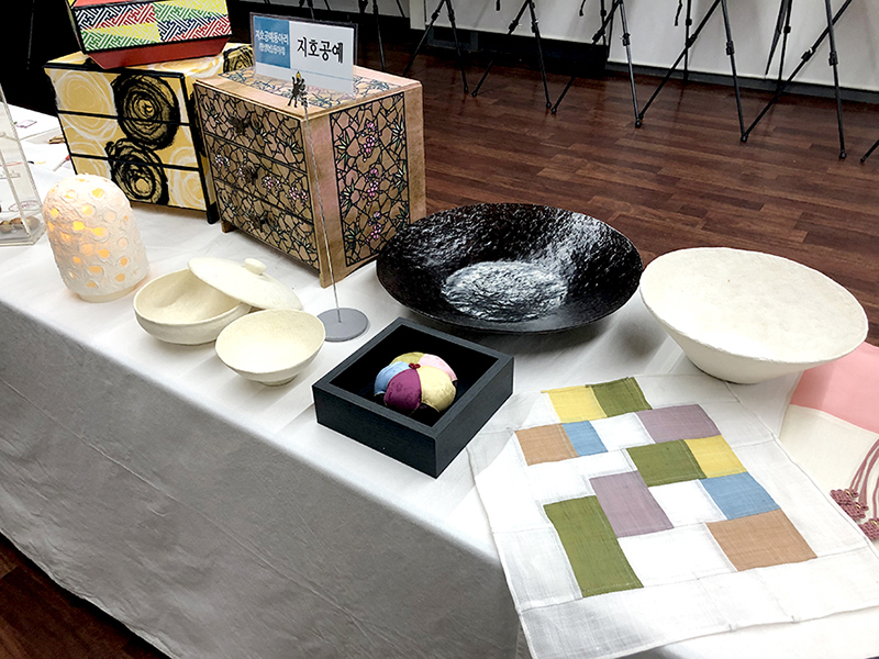 프랑스 전시회에 전시된 지호 공예