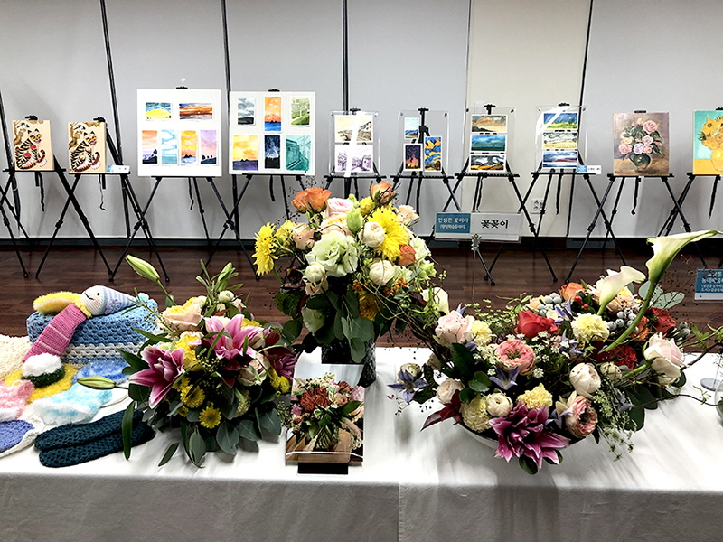 프랑스자수와 함께 전시된 꽃꽃이 공예