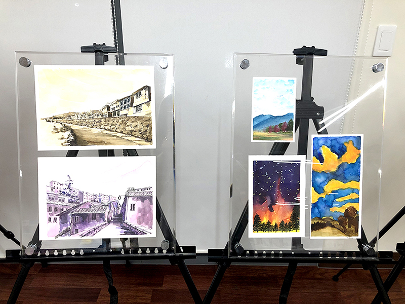 프랑스자수와 함께 전시된 예쁜 엽서들